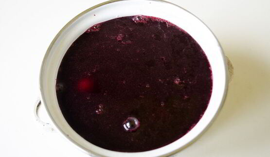 красим пасхальные яйца в оранжево-коричневый цвет соком свеклы