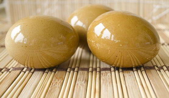 красим пасхальные яйца в оранжево-коричневый цвет соком свеклы