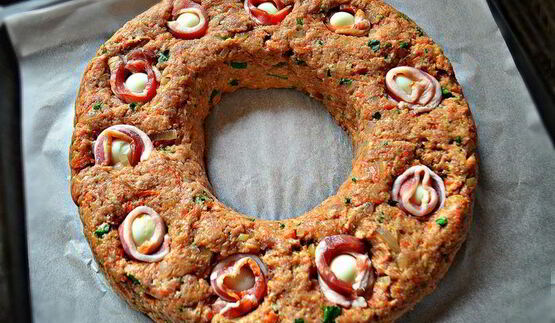 пасхальное мясное кольцо с перепелиными яйцами по-польски