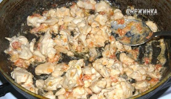 сочное куриное филе под рисово-морковным суфле