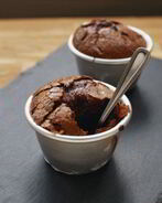 Теплое шоколадное суфле с фисташковым мороженым