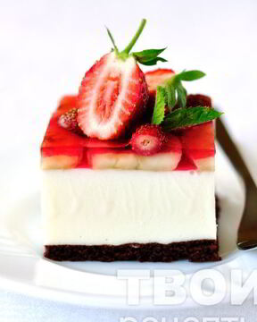 Торт-суфле с клубникой и бананами