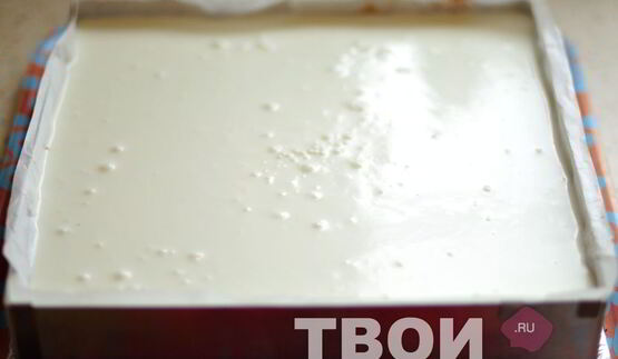 торт-суфле с клубникой и бананами