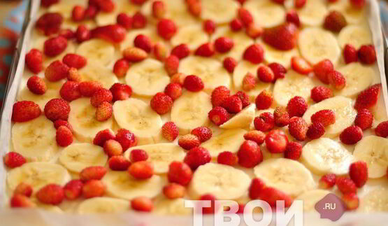 торт-суфле с клубникой и бананами