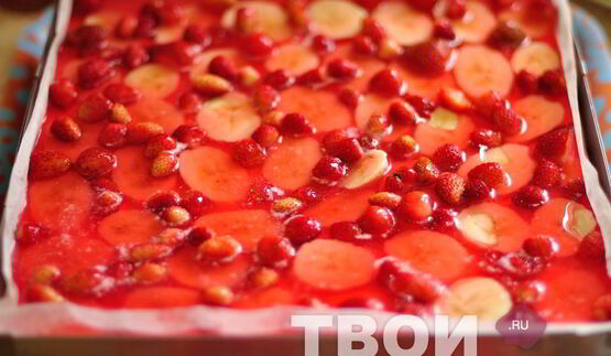 торт-суфле с клубникой и бананами