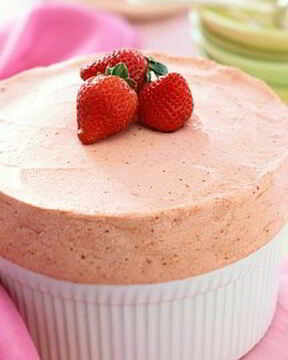 Воздушное суфле с ягодами и ванилью