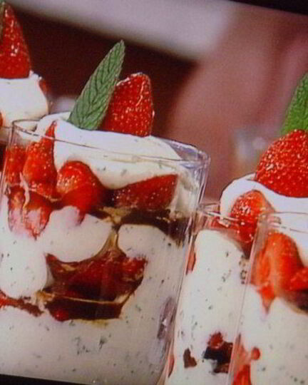 Рецепт базиликового тирамису с клубникой