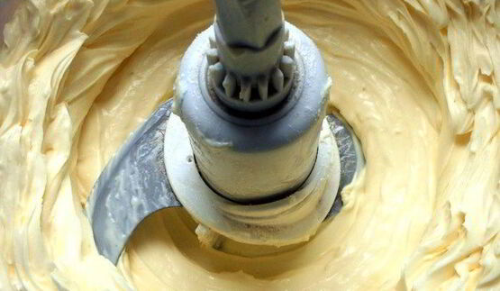 медовый тирамису с лепестками роз