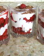 Творожно-шоколадный десерт с малиной