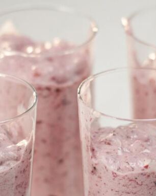 Воздушный десерт с ежевикой