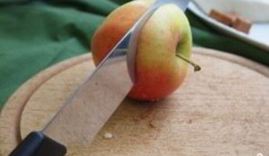 запеченное яблоко в слоеном тесте