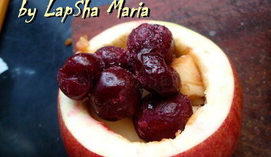 запеченные в тесте яблоки с ягодной начинкой