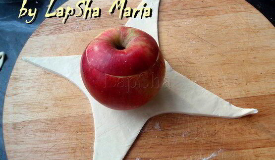 запеченные в тесте яблоки с ягодной начинкой