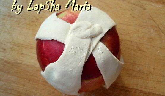 запеченные в тесте яблоки с ягодной начинкой