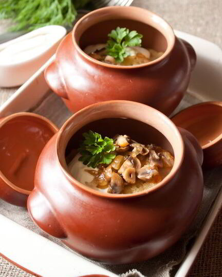 Рецепт драников с грудинкой и грибами в горшочке