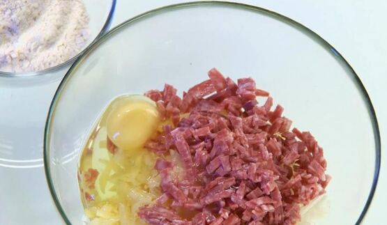 драники с колбасой и сырной пастой