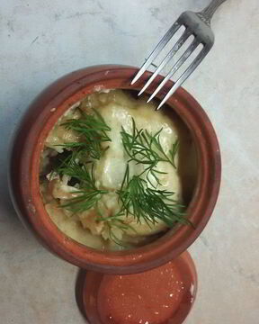 Драники, запеченные с грибами и мясом под сырным соусом