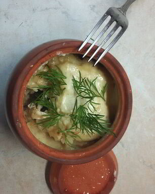 Драники, запеченные с грибами и мясом под сырным соусом