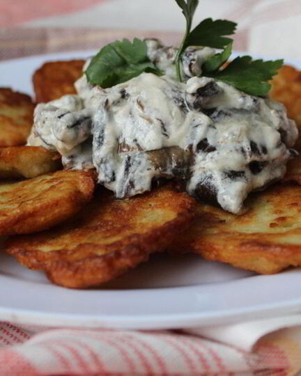 Рецепт картофельных драников с грибным соусом