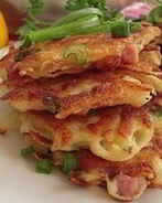 Картофельные драники с колбасой