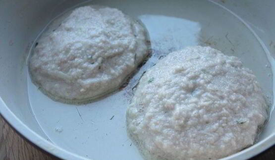 картофельные драники с треской под грибным соусом