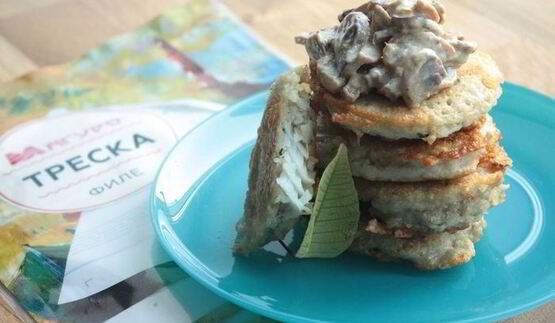 картофельные драники с треской под грибным соусом