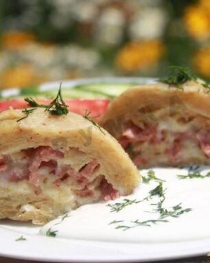 Картофельные колдуны с сосисками и сыром в микроволновке