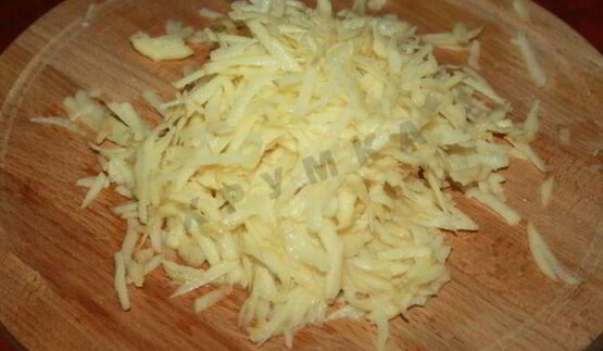 картофельные колдуны с сосисками и сыром в микроволновке