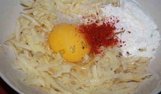 картофельные колдуны с сосисками и сыром в микроволновке