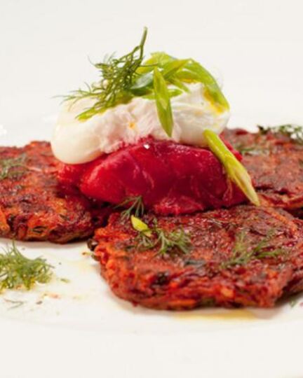 Рецепт свекольно-картофельных драники с розовои трескои и яйцом пашот