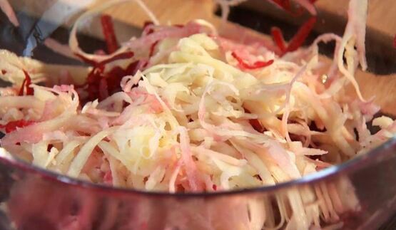 свекольно-картофельные драники с розовои трескои и яйцом пашот