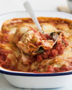 Блины-каннеллони с фрикадельками, шпинатом и сыром