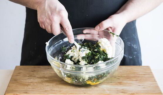 блины-каннеллони с фрикадельками, шпинатом и сыром