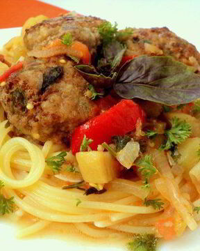 Фрикадельки с базиликом и овощами