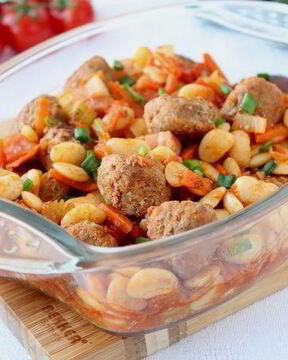 Фрикадельки с фасолью и овощами