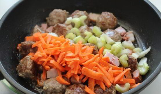 фрикадельки с фасолью и овощами