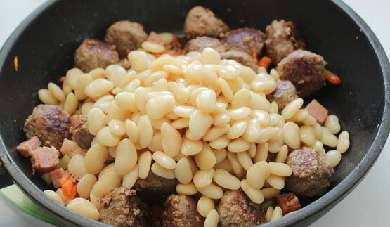 фрикадельки с фасолью и овощами