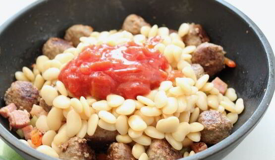 фрикадельки с фасолью и овощами