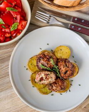 Фрикадельки с начинкой в средиземноморском стиле