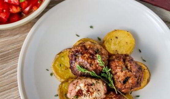 фрикадельки с начинкой в средиземноморском стиле