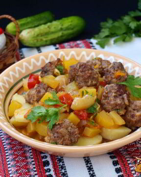 Фрикадельки с овощным соусом