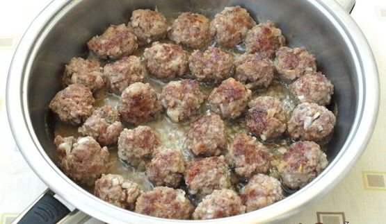 фрикадельки с овощным соусом