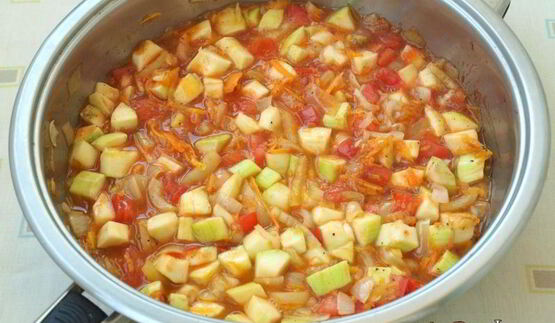 фрикадельки с овощным соусом