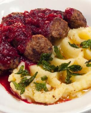 Фрикадельки в брусничном соусе