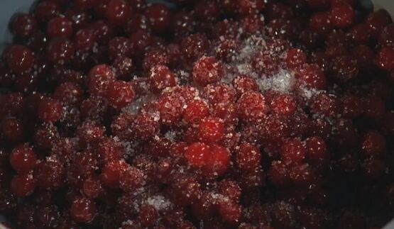 фрикадельки в брусничном соусе