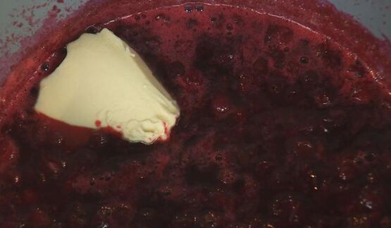 фрикадельки в брусничном соусе