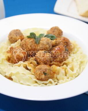 Фрикадельки в томатном соусе с пастой