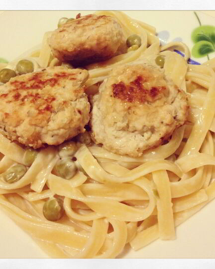 Рецепт куриных фрикаделек с пастой в сливочном соусе с зеленым горошком