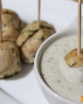 Куриные фрикадельки в духовке с соусом