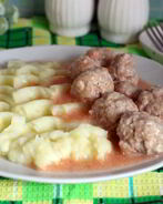 Мясные фрикадельки в сметанно-томатном соусе